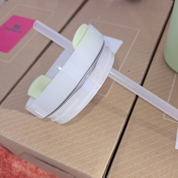 Stanley Quencher with FREE Green Rose Bracelet (40oz) H2.0 The Flowtrate Tumbler - Picture 10 of 14